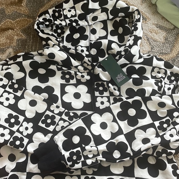 Women’s Wild Fable Size Large black cream cropped floral hoodie